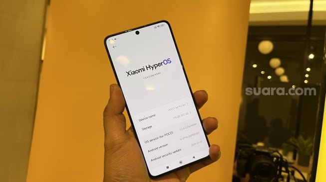 Sistem operasi terbaru Xiaomi, HyperOS, muncul di HP Poco X6 Pro 5G yang baru saja dipamerkan di Indonesia pada Jumat (26/1/2024). [Suara.com/Dicky Prastya]