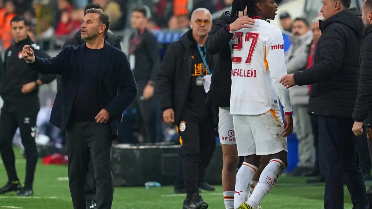 Okan Buruk e Rafael Leão