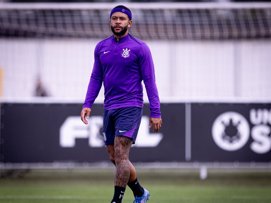 Depay renovou seu contrato até 2028