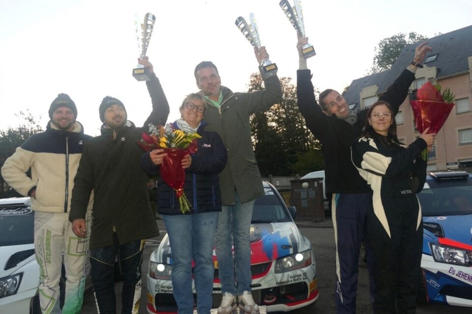 Les vainqueurs de la Porte normande en voitures normandes fêtent leur victoire.