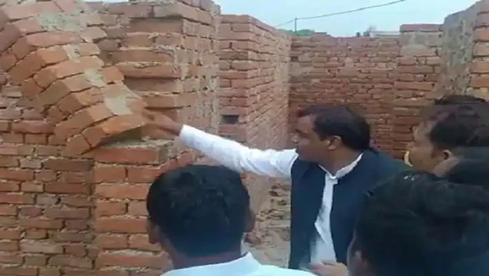 Pratapgarh Samajwadi Party MLA RK Verma inspecting engineering college under construction in raniganj