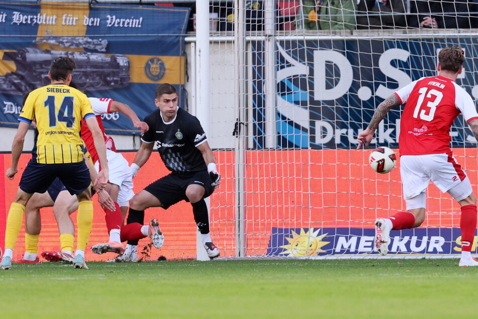 Lok-Keeper Jonas Wendlinger (in Schwarz) kann das Tor von Soufian Benyamina (l., verdeckt von Alexander Siebeck) nicht verhindern.