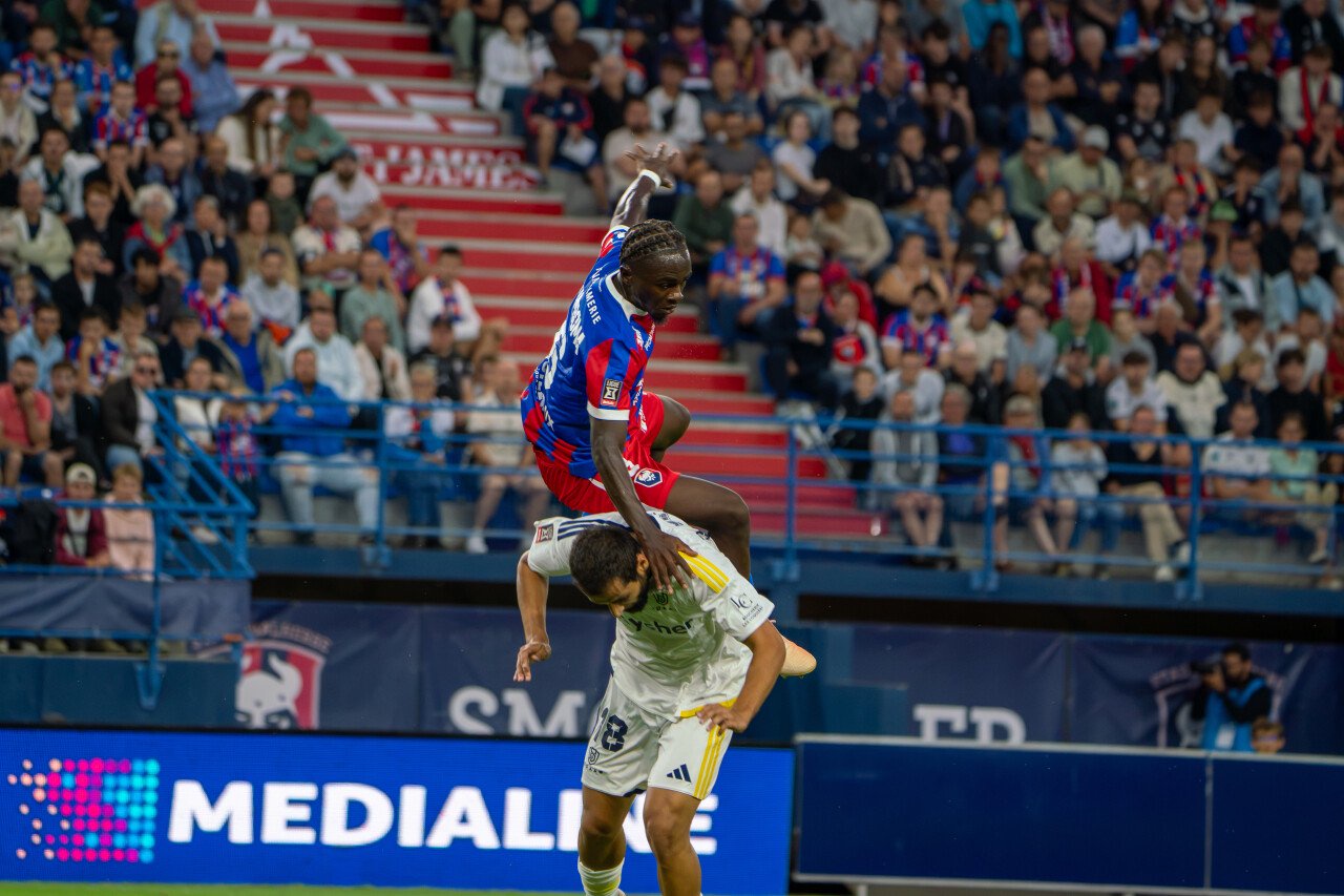 Josué Kimboma dans un duel aérien contre Aubagne.