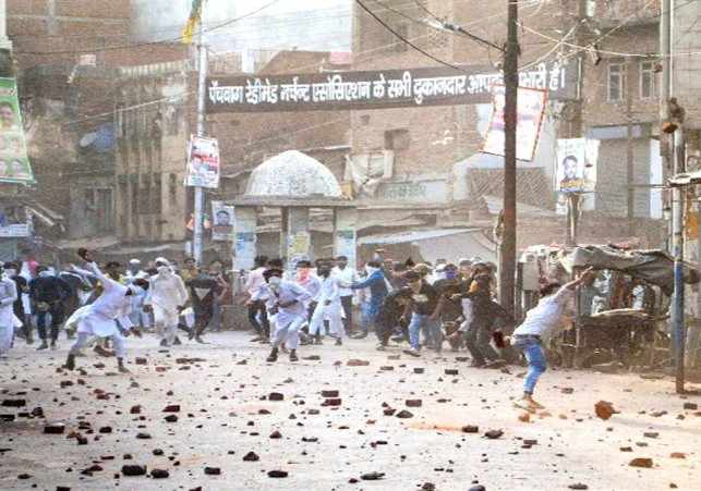 कानपुर हिंसा के आरोपितों को पकड़ने गई पुलिस टीम पर हमला