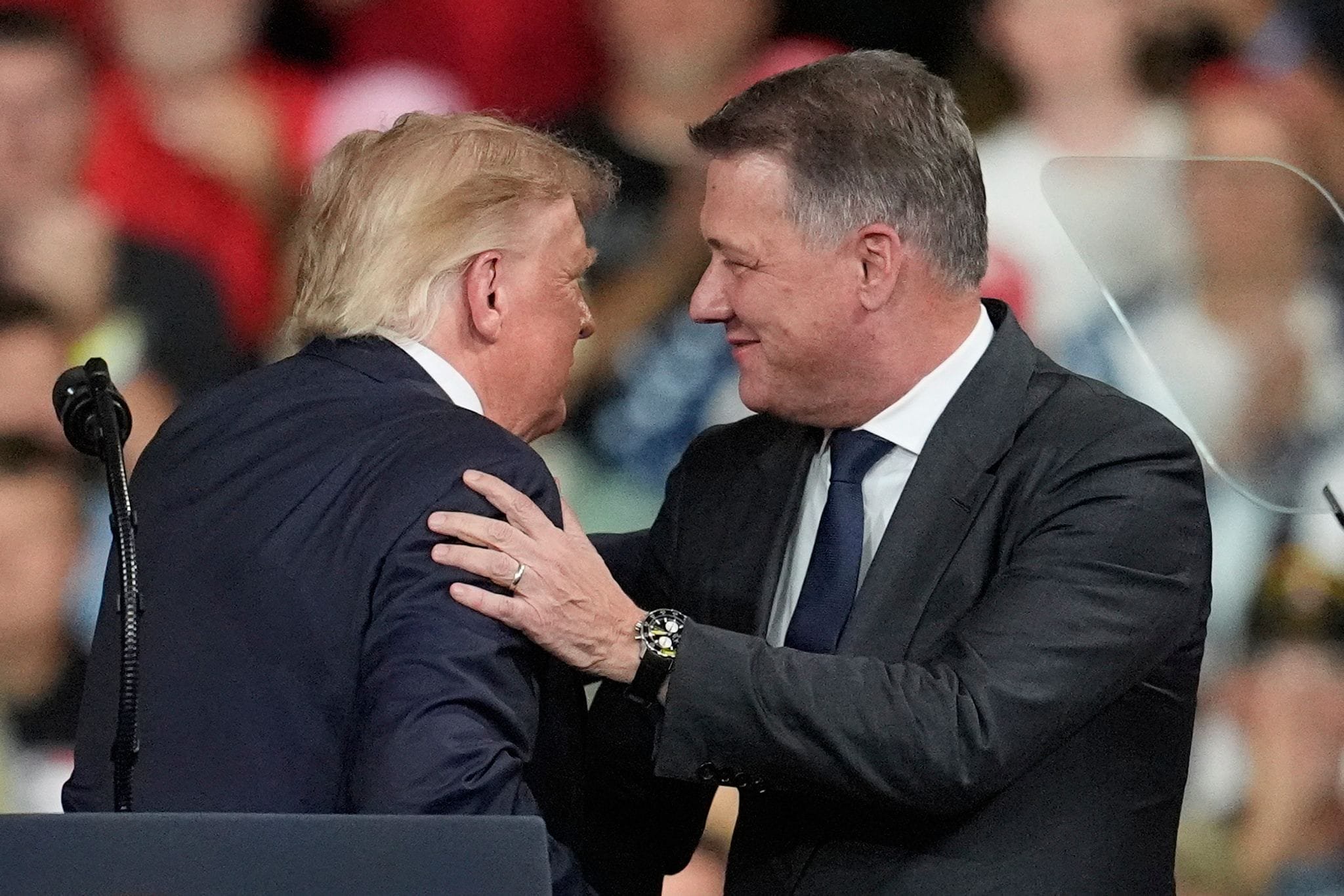 US-Präsident Donald Trump begrüßt Gernot Döllner, Vorstandsvorsitzender der Audi AG
