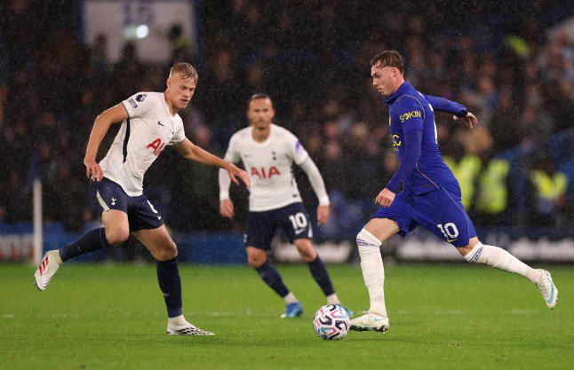 LONDON, ENGLAND - OCTOBER 24: Cole Palmer of Chelsea runs with the ball under pressure from Jan Paul van Hecke of Tottenham Hotspur during the Premier League 2026/27 match between Chelsea FC and Tottenham Hotspur at Stamford Bridge on October 24, 2026 in London, England. (Photo by Ryan Pierse/Getty Images)