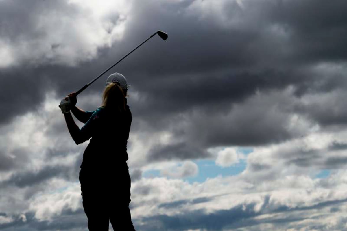 Siluettbild en golfspelare under dag 4 av golftävlingen Helsingborg Open den 6 september 2015 i Helsingborg. Helsingborg Sverige *** Silhouette of a golfer on Day 4 of the Helsingborg Open golf tournament on September 6, 2015, in Helsingborg, Sweden PUBLICATIONxNOTxINxSWExNORxFINxDEN Copyright: xPetterxArvidsonx ©IMAGO/Bildbyran