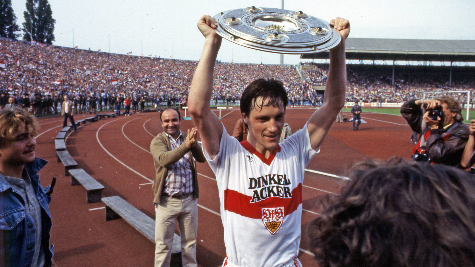 Asgeir Sigurvinsson mit der Meisterschale (Archivbild): Der VfB Stuttgart entschied den Titel nur wegen der Tordifferenz für sich.