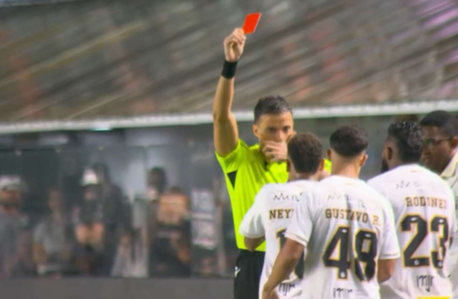 Neymar, que já tinha cartão amarelo, foi expulso direto em razão de entrevero com Rodrigo Nestor, do Bahia –