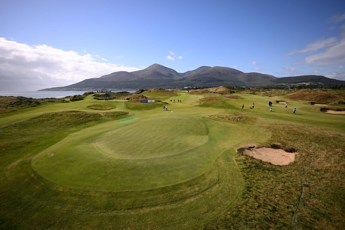 NEWCASTLE, NORTHERN IRELAND - SEPTEMBER 10: A general view of the first green during a practice round prior to the Amgen Irish Open 2024 at Royal County Down Golf Club on September 10, 2024 in Newcastle, Northern Ireland. (Photo by Ross Kinnaird/Getty Images)
