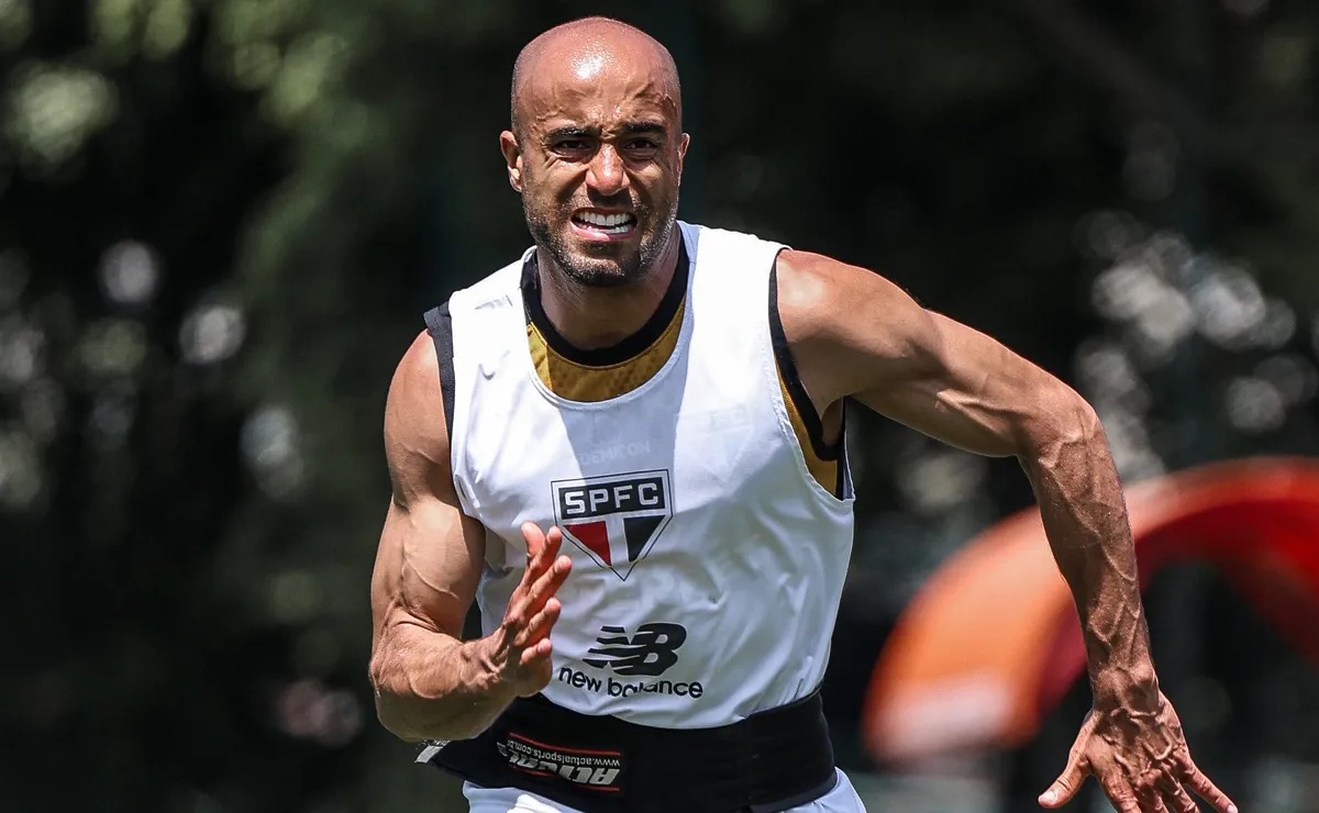 Lucas Moura em ação nos treinos - Foto: Erico Leonan / São Paulo FC