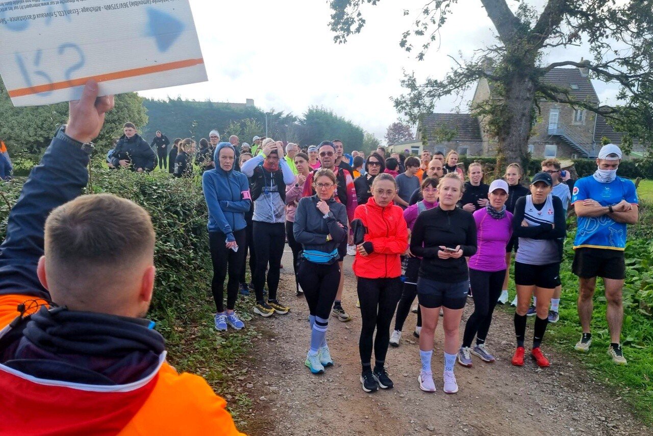 On écoute les consignes au départ du trail de 8 km : 