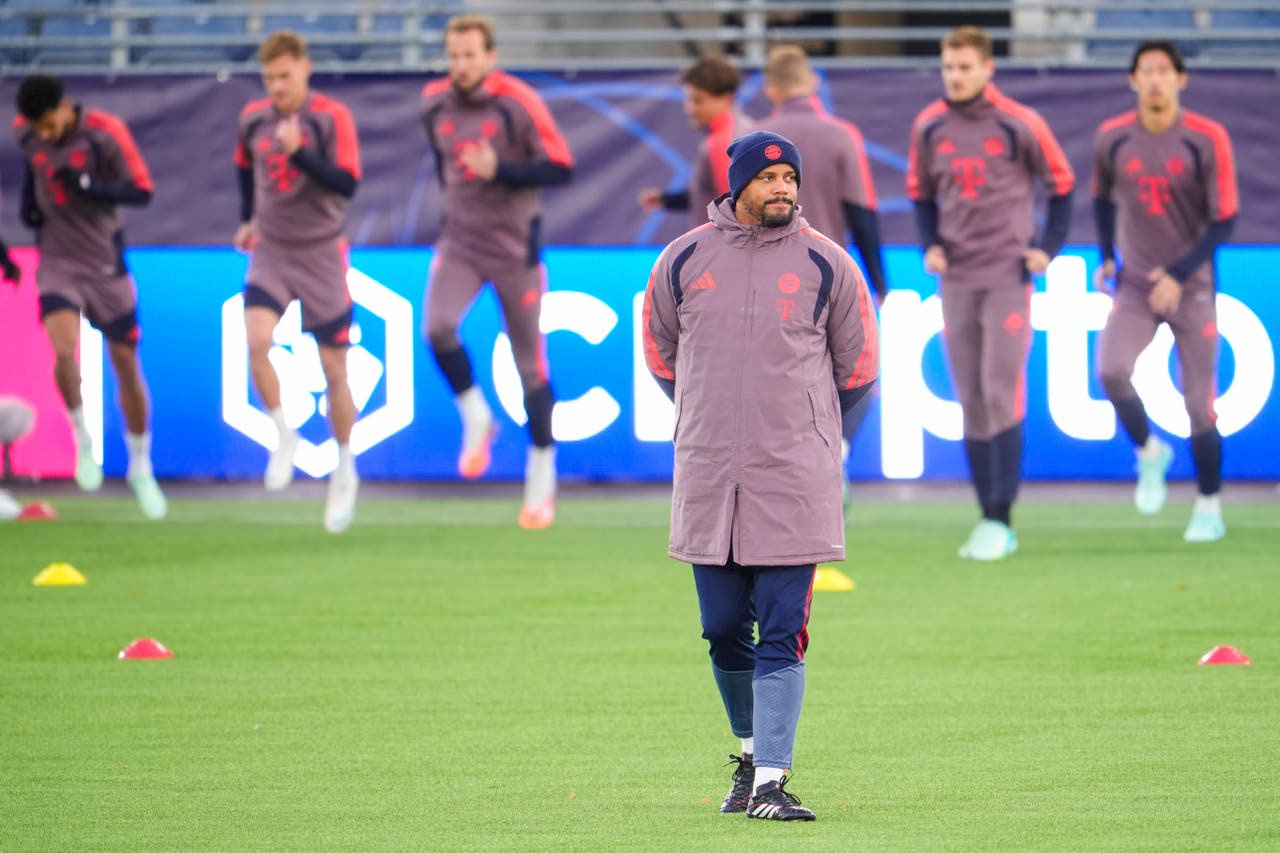 Bayern Munich head coach Vincent Kompany, front, attends a training session