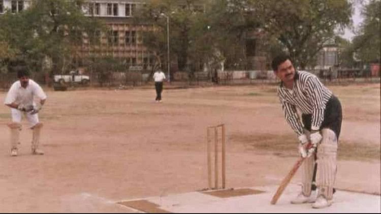 क्रिकेट खेलते हुए गौतम अदाणी