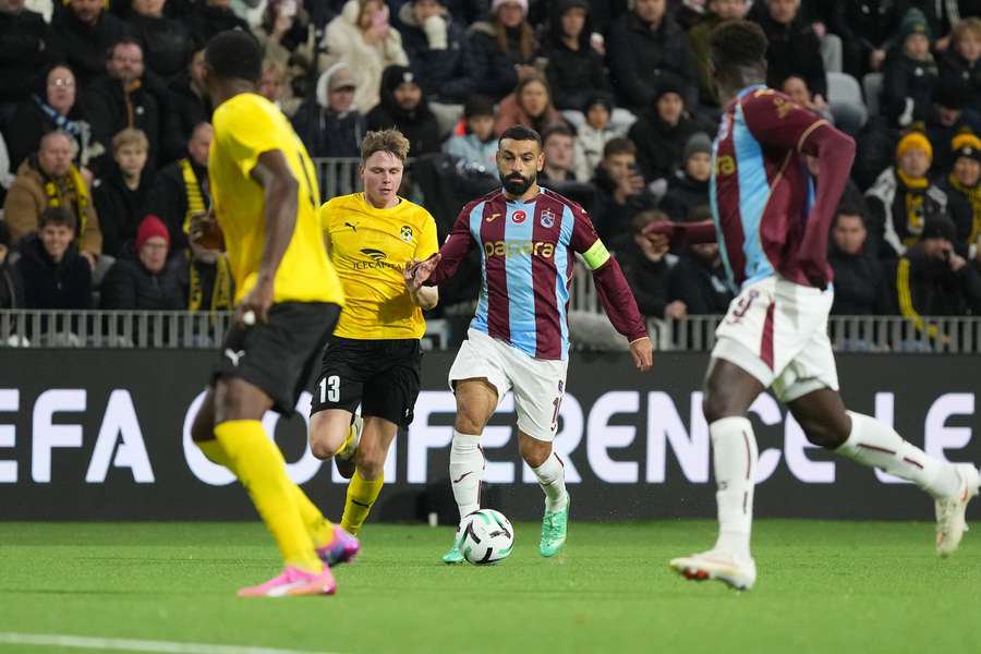 Mohamed Salah holds off Niilo Kujasalo