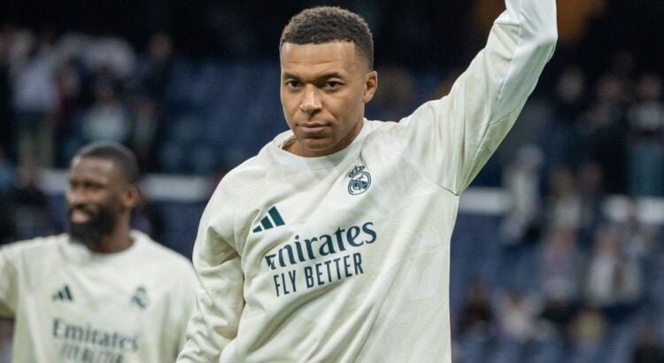 Kylian Mbappé fait sensation au Ballon d'or 2026 avec un accessoire à couper le souffle.