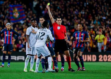Who is Juan Martínez Munuera, the referee for El Clásico between Barcelona and Real Madrid?