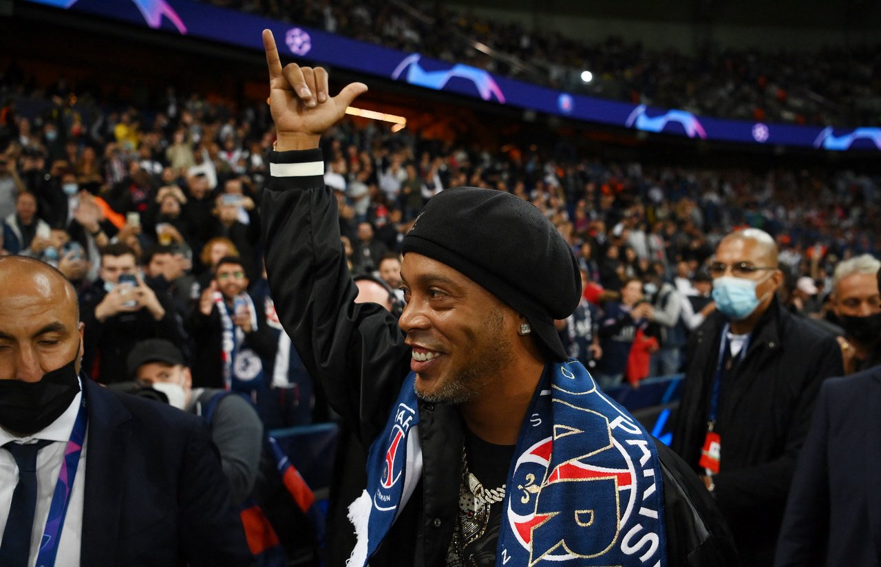Volta de Ronaldinho ao futebol tem ingressos esgotados e agita a Itália