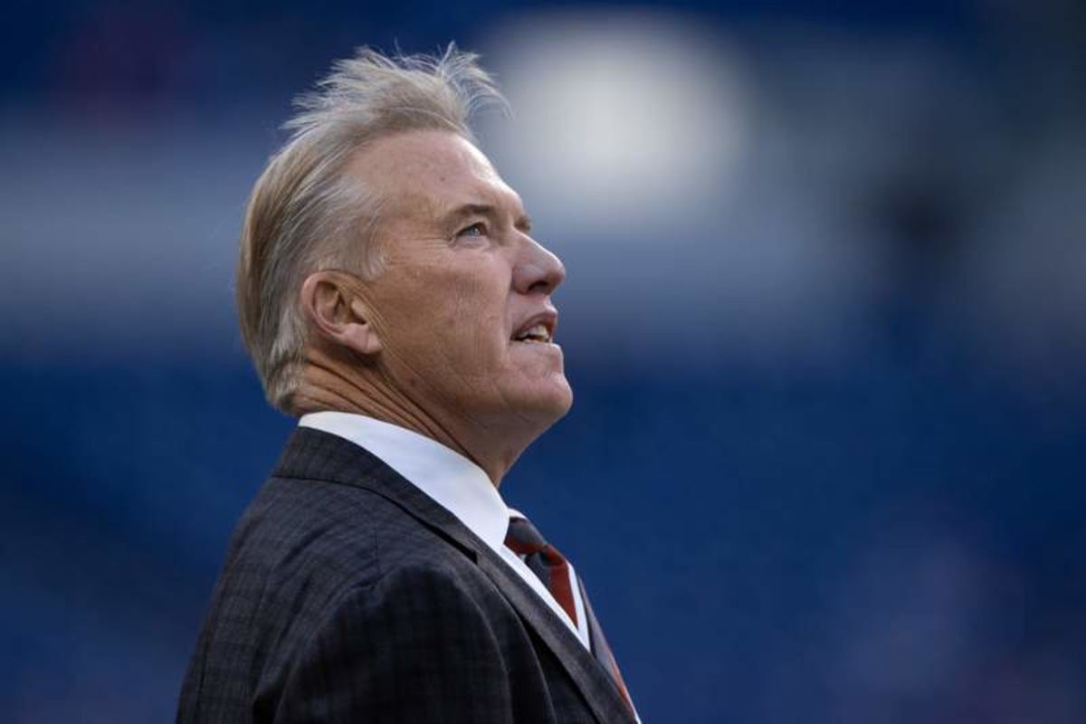 INDIANAPOLIS, IN – OCTOBER 27: Denver Broncos general manager John Elway on the field before the NFL, American Football Herren, USA game between the Denver Broncos and the Indianapolis Colts on October 27, 2019 at Lucas Oil Stadium, in Indianapolis, IN. Photo by Zach Bolinger/Icon Sportswire NFL: OCT 27 Broncos at Colts PUBLICATIONxINxGERxSUIxAUTxHUNxRUSxSWExNORxDENxONLY Icon1910270078 ©imago images/Icon SMI
