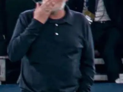 Mourinho foi homenageado por adeptos da Roma e não ficou indiferente