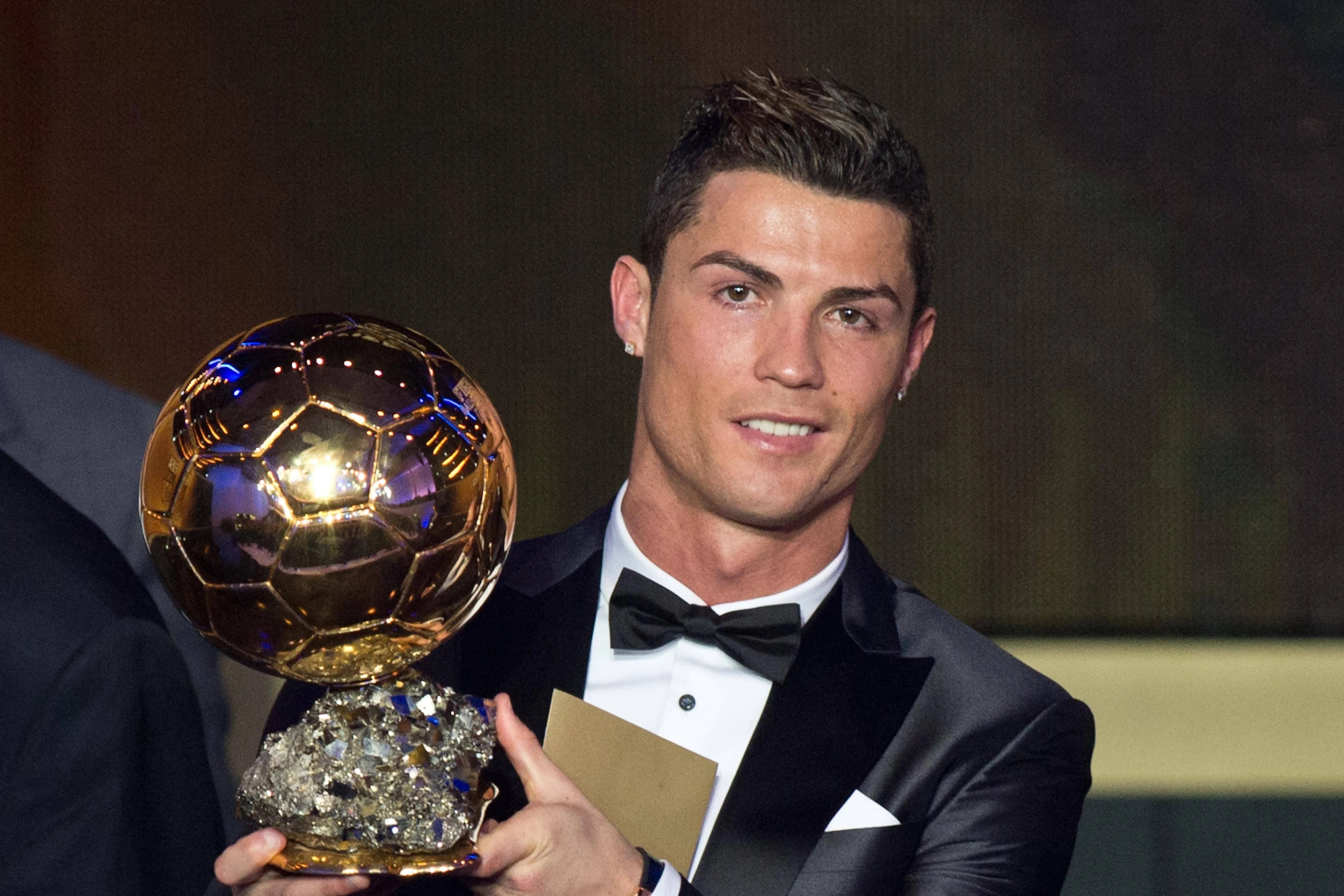 Cristiano Ronaldo com a Bola de Ouro de 2013