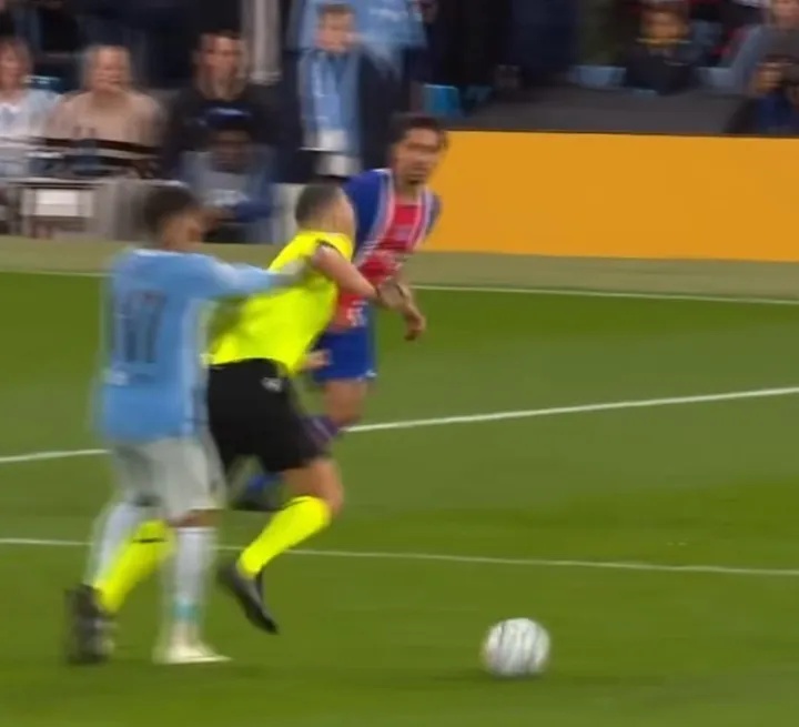 Enzo Fernández derruba árbitro durante jogo entre Manchester City e PSG