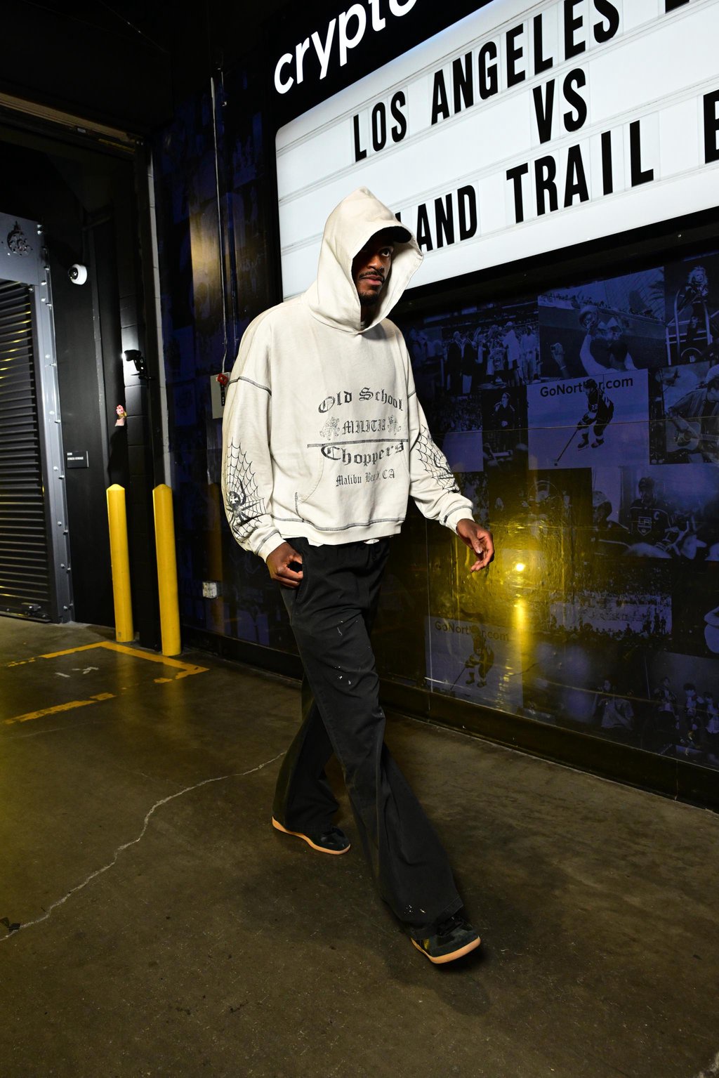 Jarred Vanderbilt arrives at the arena wearing a hoodie and black pants.