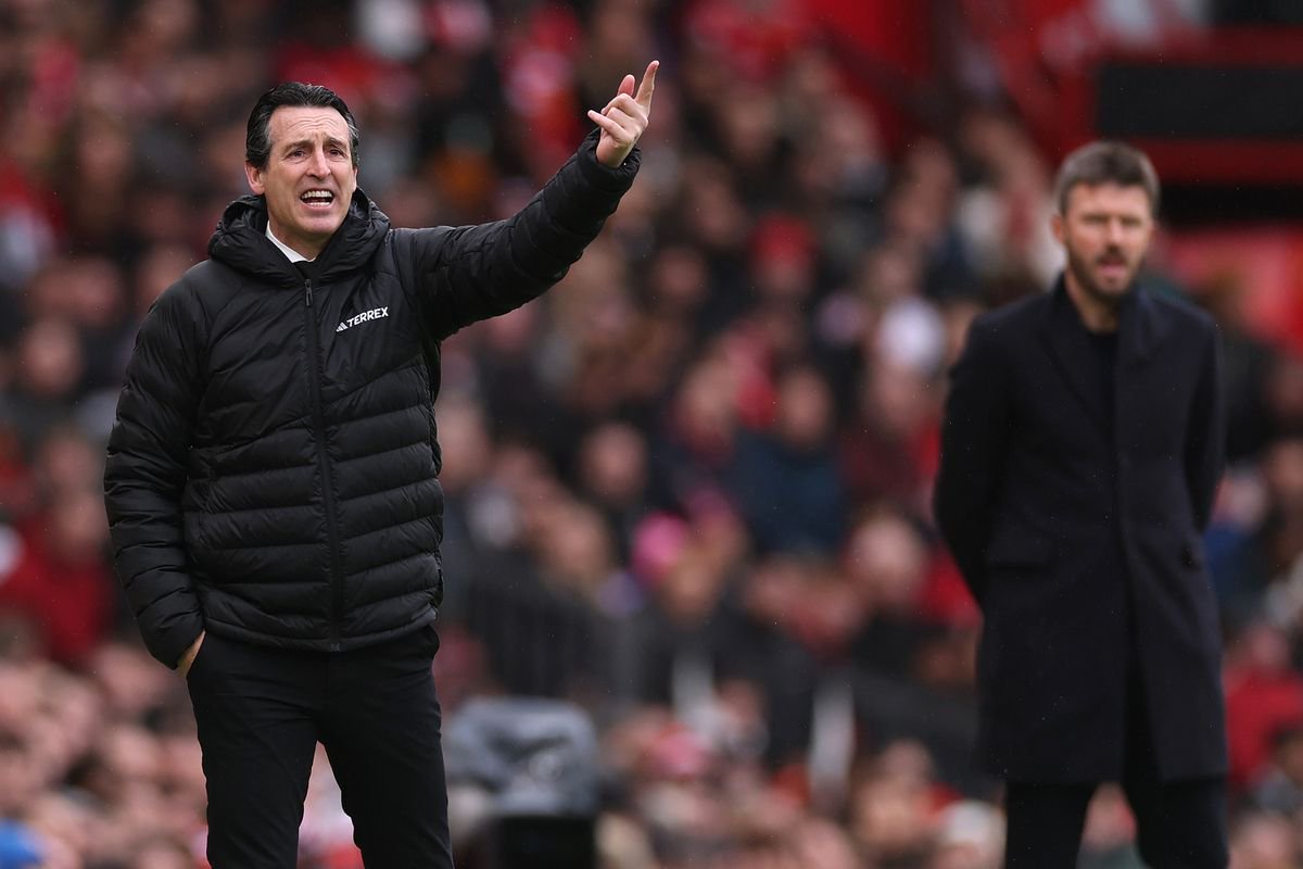  Unai Emery, Manager of Aston Villa, gestures to his players as Michael Carrick during the Premier League match between Manchester United and Aston Villa at Old Trafford on March 15, 2026 in Manchester, England