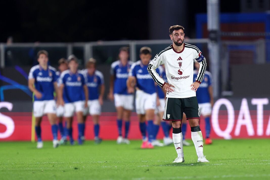Bruno Fernandes with celebrating Como players
