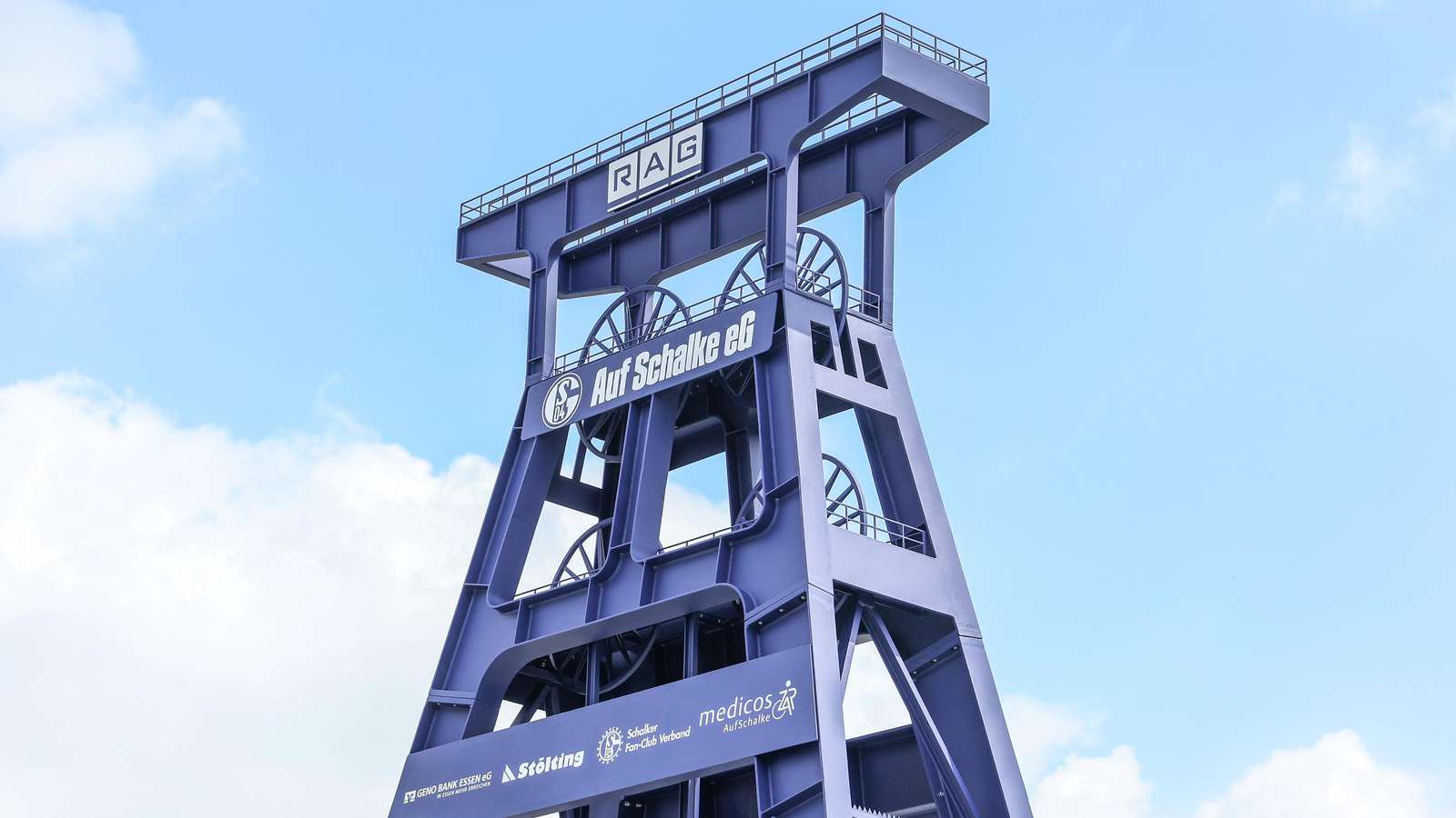 Förderturm-Denkmal auf dem Vereinsgelände des FC Schalke 04