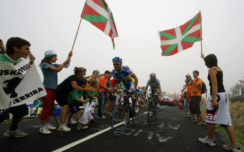 Les drapeaux basques sont de sortie dans le col du Soudet.
