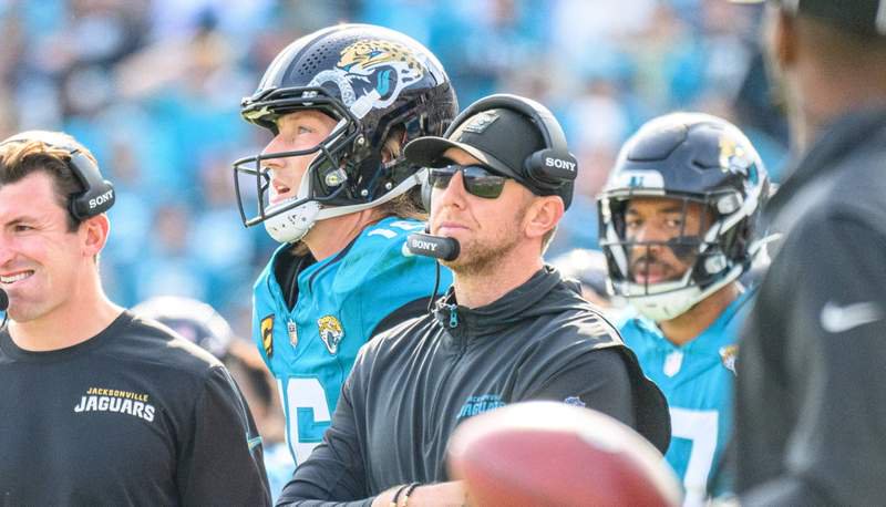 January 11, 2026: Jacksonville Jaguars quarterback Trevor Lawrence 16 and Jacksonville Jaguars head coach Liam Coen on the sideline in the first half of a wild card game against the Buffalo Bills in Jacksonville, FL. Romeo T Guzman/Cal Media Jacksonville USA – ZUMAcg2_ 20260111_faf_cg2_074 Copyright: xRomeoxGuzmanx