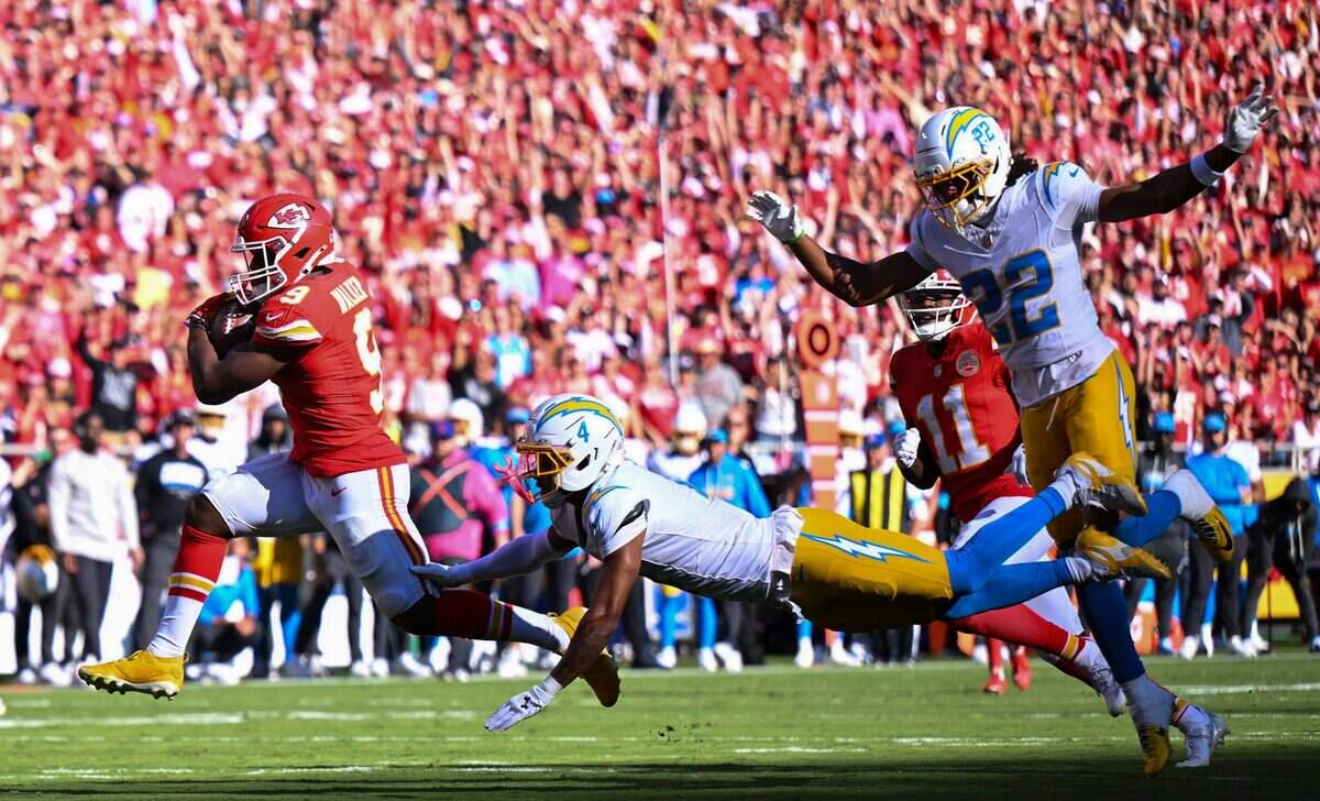 Kansas City Chiefs running back Kenneth Walker III (9) out runs Los Angeles Chargers cornerback Tarheeb Still (4) in the first quarter of the Kansas City Chiefs vs. Los Angeles Chargers NFL regular season game at Arrowhead Stadium in Kansas City on Oct. 18, 2026.
