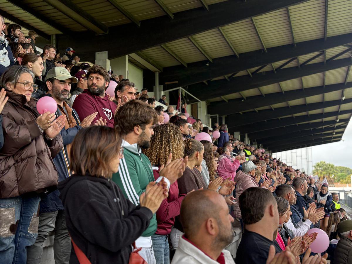 Debout dans les tribunes, les spectateurs ont observé une minute d’applaudissements en hommage à Cléa, jeune joueuse de rugby de 17 ans décédée cette semaine.