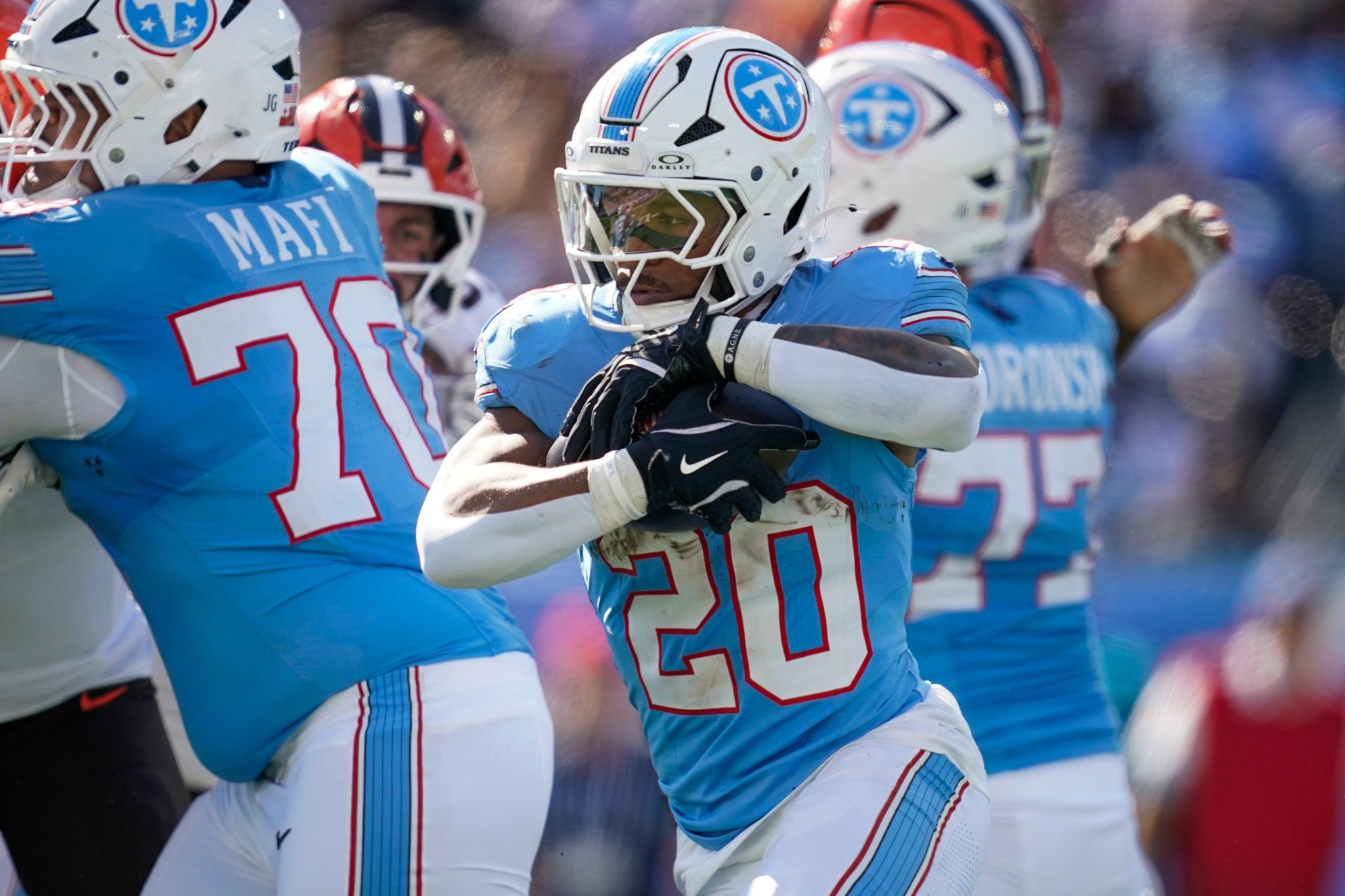 Tennessee Titans running back Tony Pollard (20) runs the ball during the third quarter against the Cleveland Browns at Nissan Stadium in Nashville, Tenn., Sunday, Oct. 25, 2026.