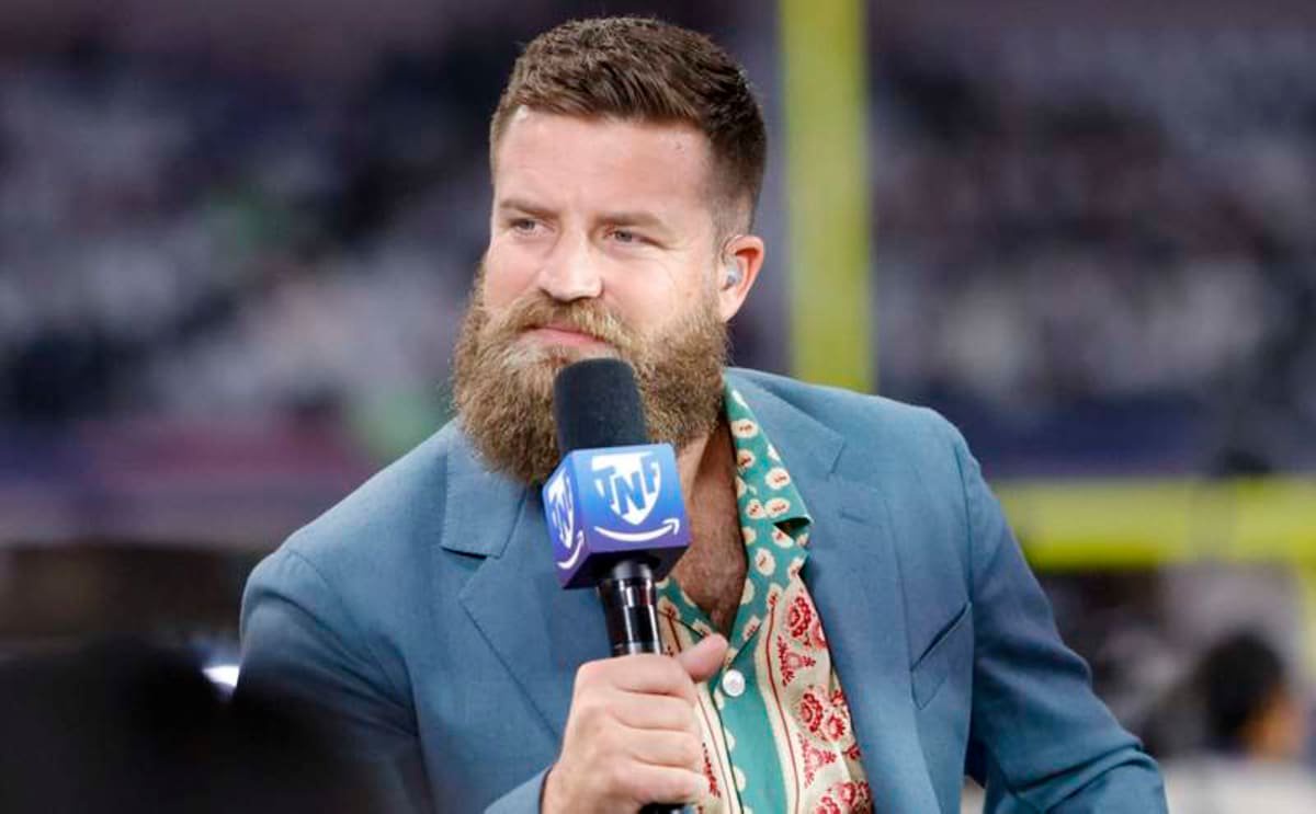 ARLINGTON, TX – NOVEMBER 30: Thursday Night Football host Ryan Fitzpatrick goes through a game analysis before the game between the Dallas Cowboys and the Seattle Seahawks on November 30, 2023 at AT&T Stadium in Arlington, Texas. Photo by Matthew Pearce/Icon Sportswire NFL, American Football Herren, USA NOV 30 Seahawks at Cowboys EDITORIAL USE ONLY Icon169231130033 ©IMAGO/Icon Sportswire