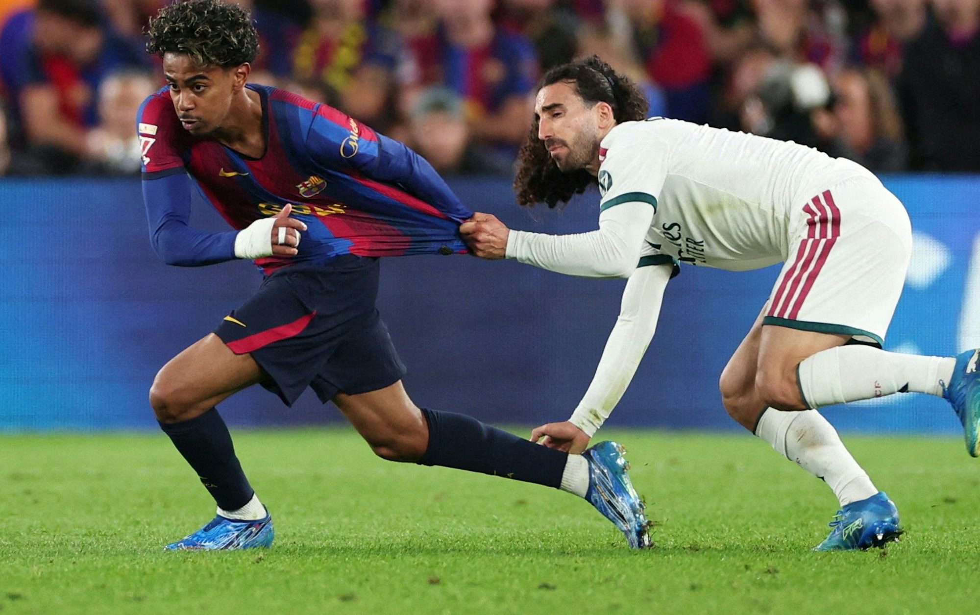 Hiergeblieben: Reals Marc Cucurella (rechts) hindert Lamine Yamal am beherzten Sprint.