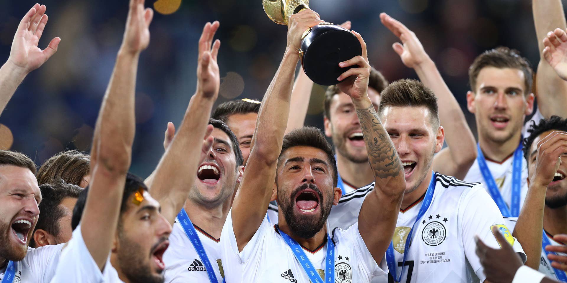 Kerem Demirbay streckt jubelnd im DFB-Trikot den Pokal des FIFA Confederations Cups in den Himmel.