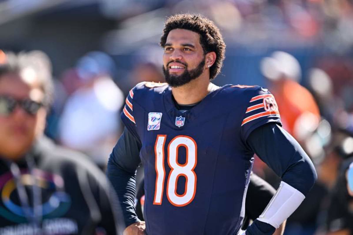NFL, American Football Herren, USA Carolina Panthers at Chicago Bears Oct 6, 2024 Chicago, Illinois, USA Chicago Bears quarterback Caleb Williams 18 looks on from the sideline against the Carolina Panthers during the third quarter at Soldier Field. Chicago Soldier Field Illinois USA, EDITORIAL USE ONLY PUBLICATIONxINxGERxSUIxAUTxONLY Copyright: xDanielxBartelx 20241006_sns_bd7_00439 ©IMAGO/USA TODAY Network
