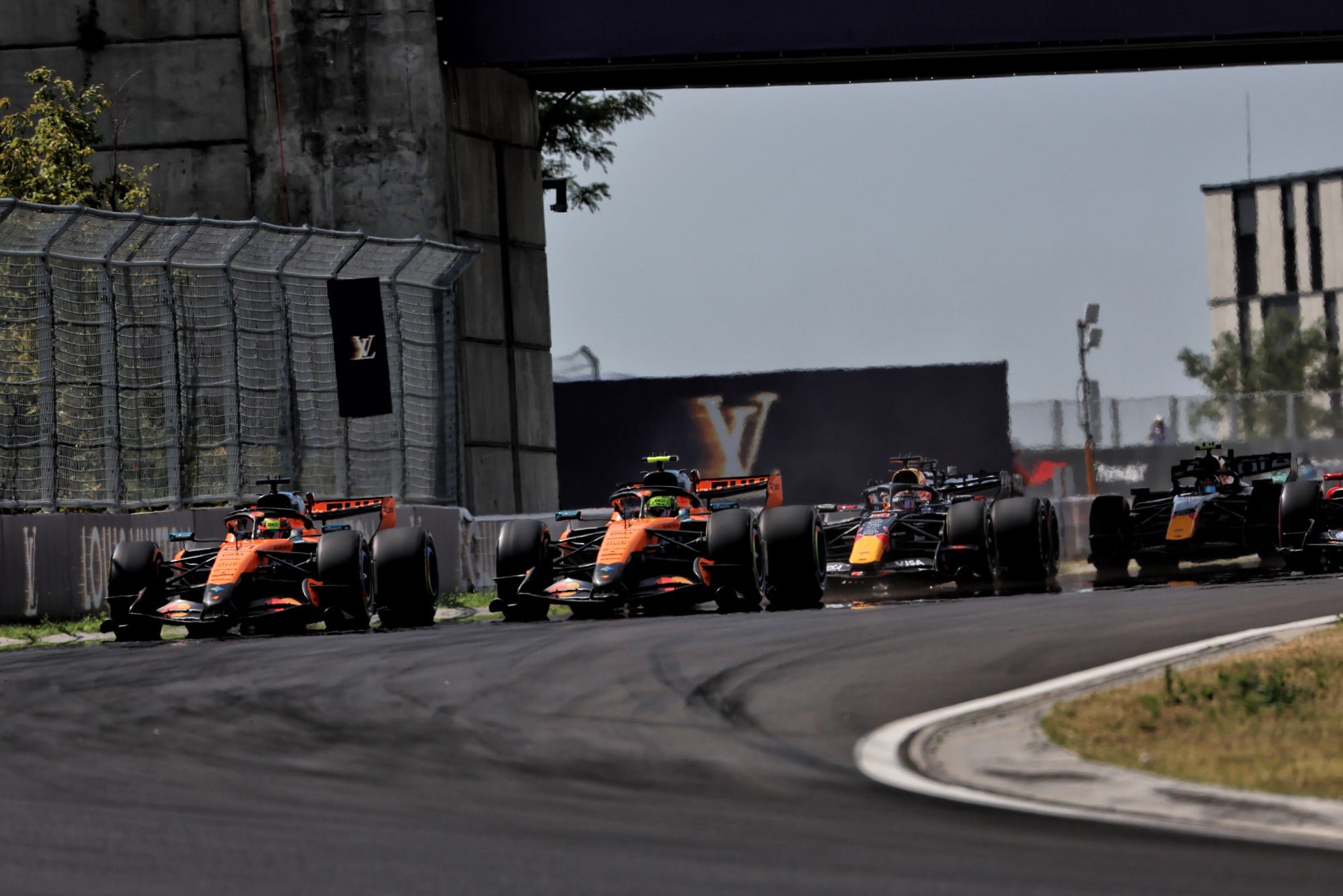 Oscar Piastri (AUS) McLaren F1 Team MCL40 and Lando Norris (GBR) McLaren F1 Team MCL40 at the start of the race.