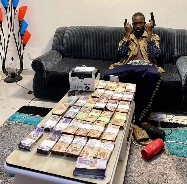 Netizens call for the arrest of Oseikrom Sikanii after he posed with guns and money