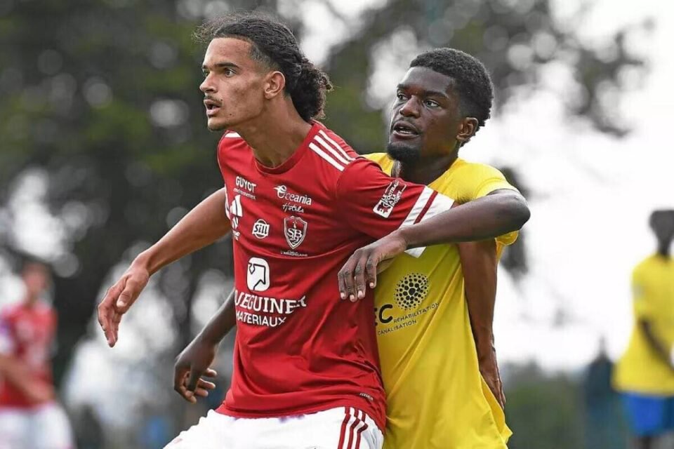 Noé Verron au contact de son adversaire.