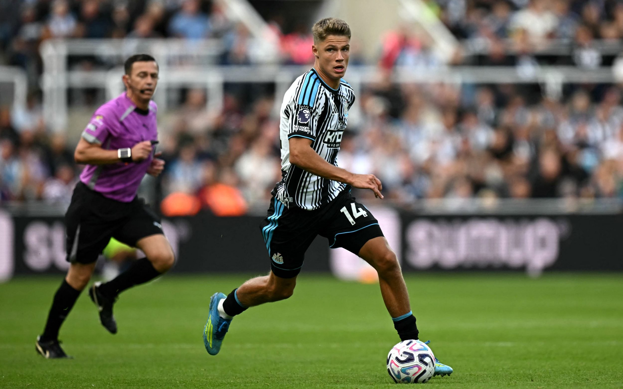 Sean Steur runs with the ball during the victory over Hull