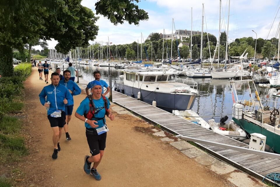 Après plusieurs heures d’efforts, les participants de l’Ultra Marin effectuent les ultimes kilomètres sur le port de Vannes.