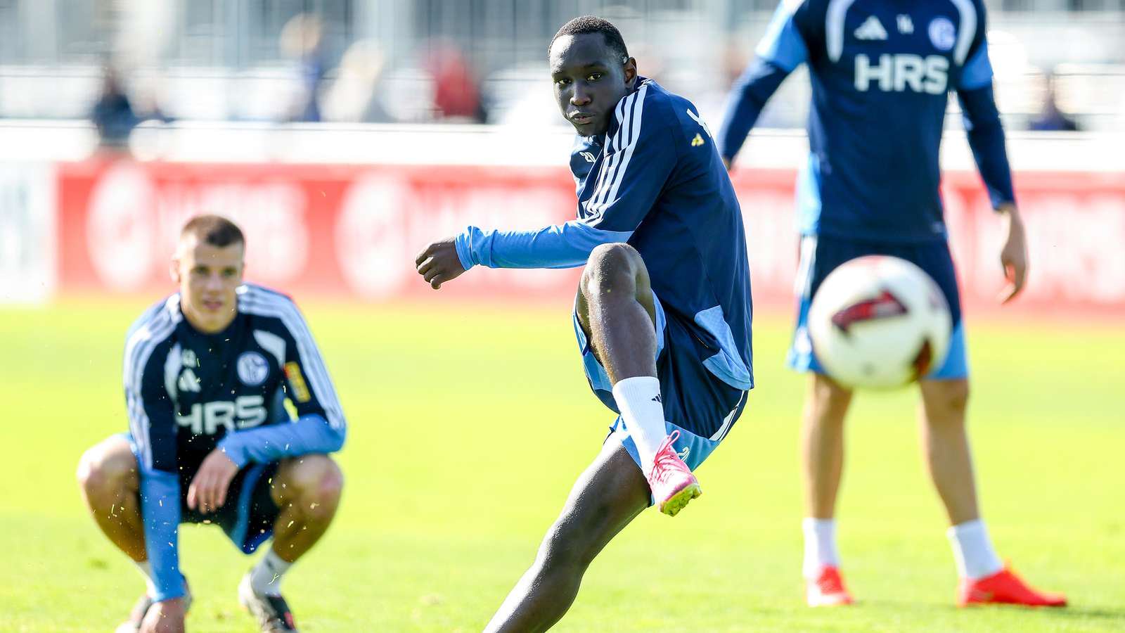 Jean-Paul Ndiaye schießt den Ball im Training des FC Schalke 04.