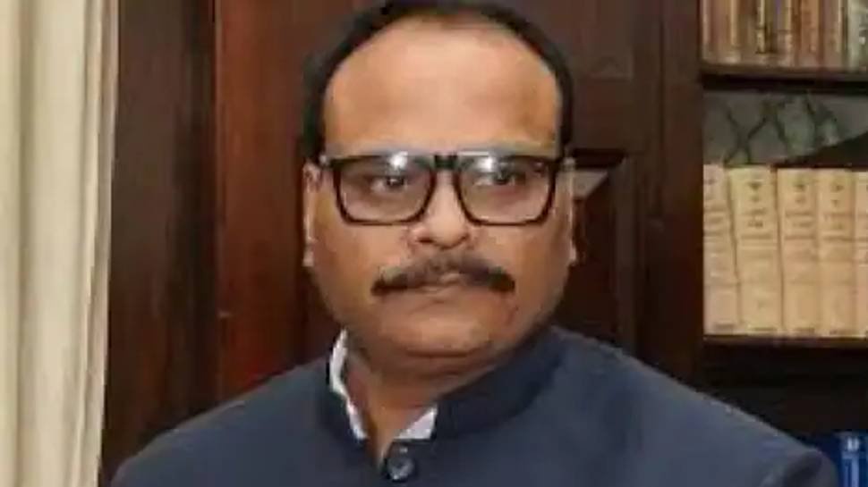 अखिलेश पर डिप्टी सीएम का हमला, बोले- सपा सरकार में बजट सैफई में बार-बालाओं के डांस के लिए चला जाता था 