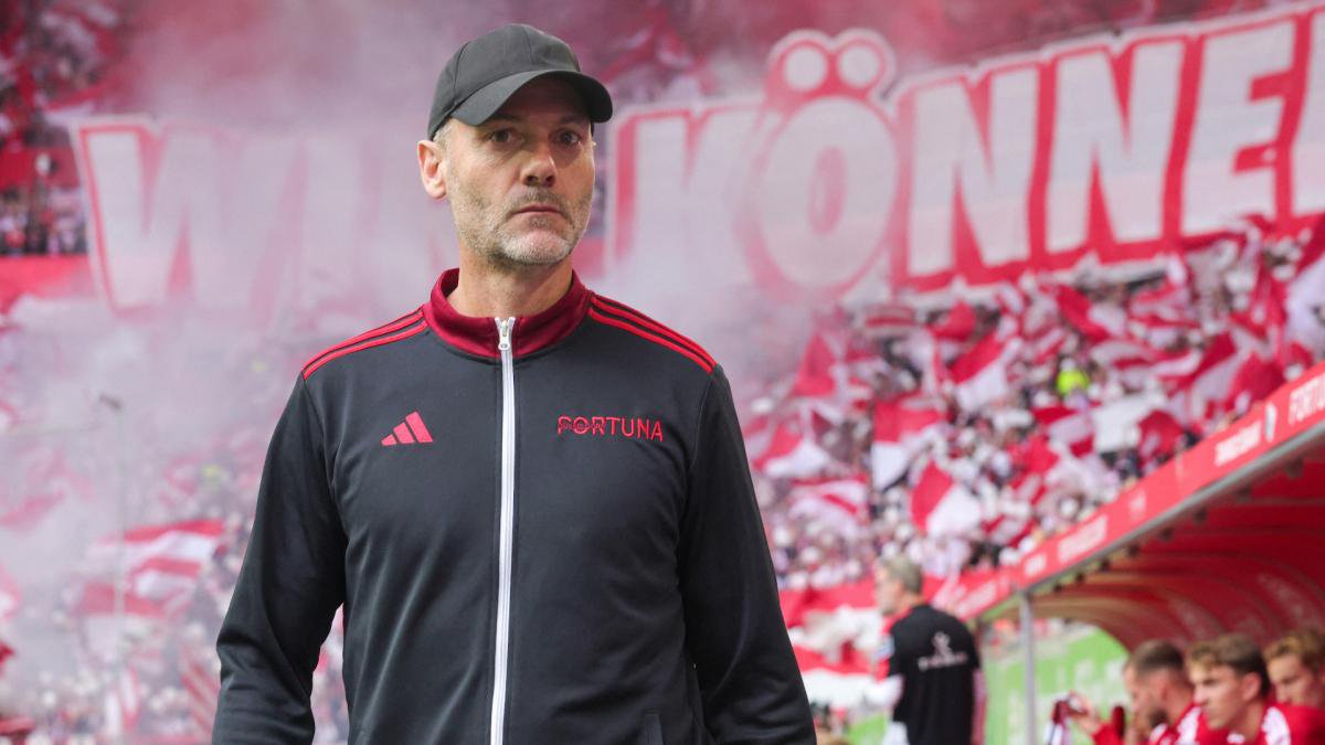 Alexander Ende an der Seitenlinie bei Fortuna Düsseldorf