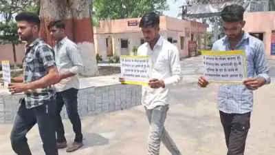 Saharanpur Fear of police and CM YOGI 4 miscreants surrendered with a placard in hand 