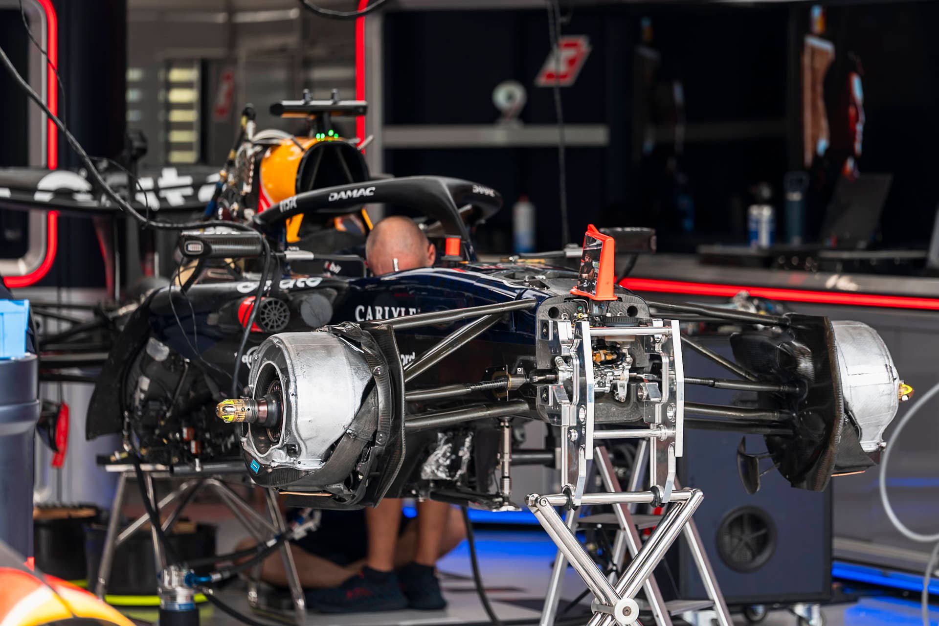 Ein Red Bull Racing Formel-1-Auto ohne Hinterräder wird in der Boxengasse gewartet.