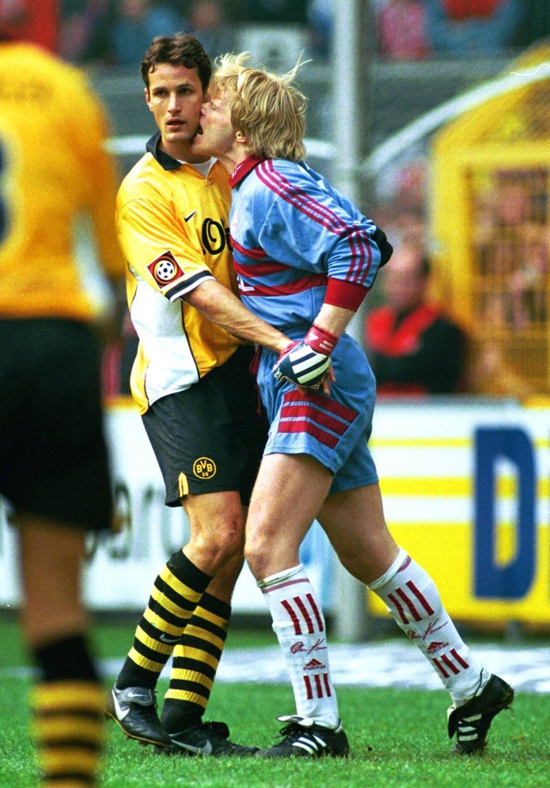 Doch Chapuisat war nicht der einzige BVB-Spieler, der bei diesem Spiel etwas abbekam. Auch die Biss-Attacke von Kahn gegen Heiko Herrlich wird bis heute in jedem Bundesliga-Rückblick verwendet. Kahn erklärte sich übrigens im Nachhinein: „Ich hatte nach langer Zeit wieder ein Gegentor kassiert und das hat mich ziemlich geärgert. Und meine Situation in der Nationalmannschaft war auch nicht gerade rosig, es gab Kritik an mir.“
